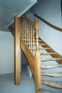 Holz-Treppe mit abnehmbarem Geländer